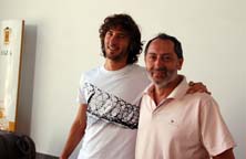 Padre e hijo, Pedro y Esteban Granero, jugador del real Madrid que estar&aacute; presente en la firma del acuerdo para instalar la Escuela en su ciudad de origen, donde nacieron sus padres
